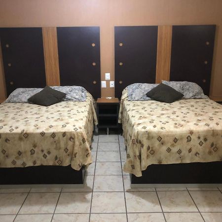 לאון Hotel Del Carmen מראה חיצוני תמונה