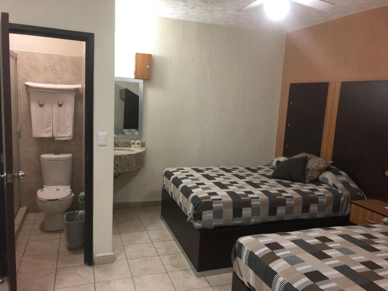 לאון Hotel Del Carmen מראה חיצוני תמונה