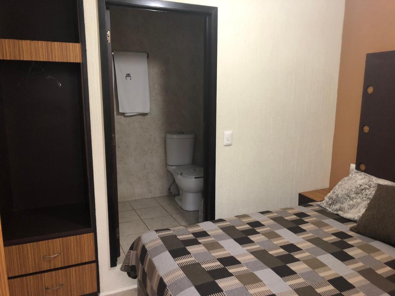 לאון Hotel Del Carmen מראה חיצוני תמונה