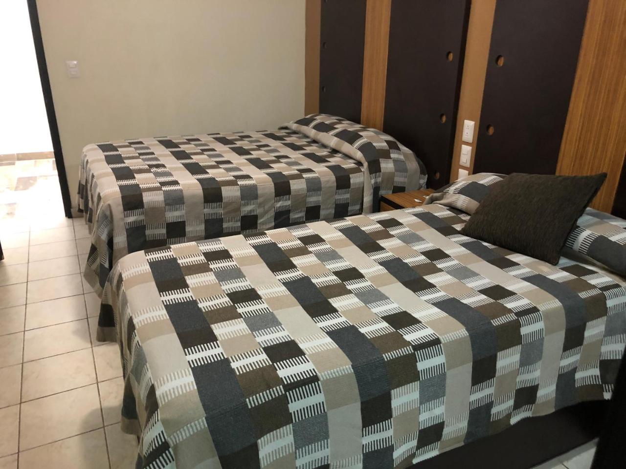 לאון Hotel Del Carmen מראה חיצוני תמונה