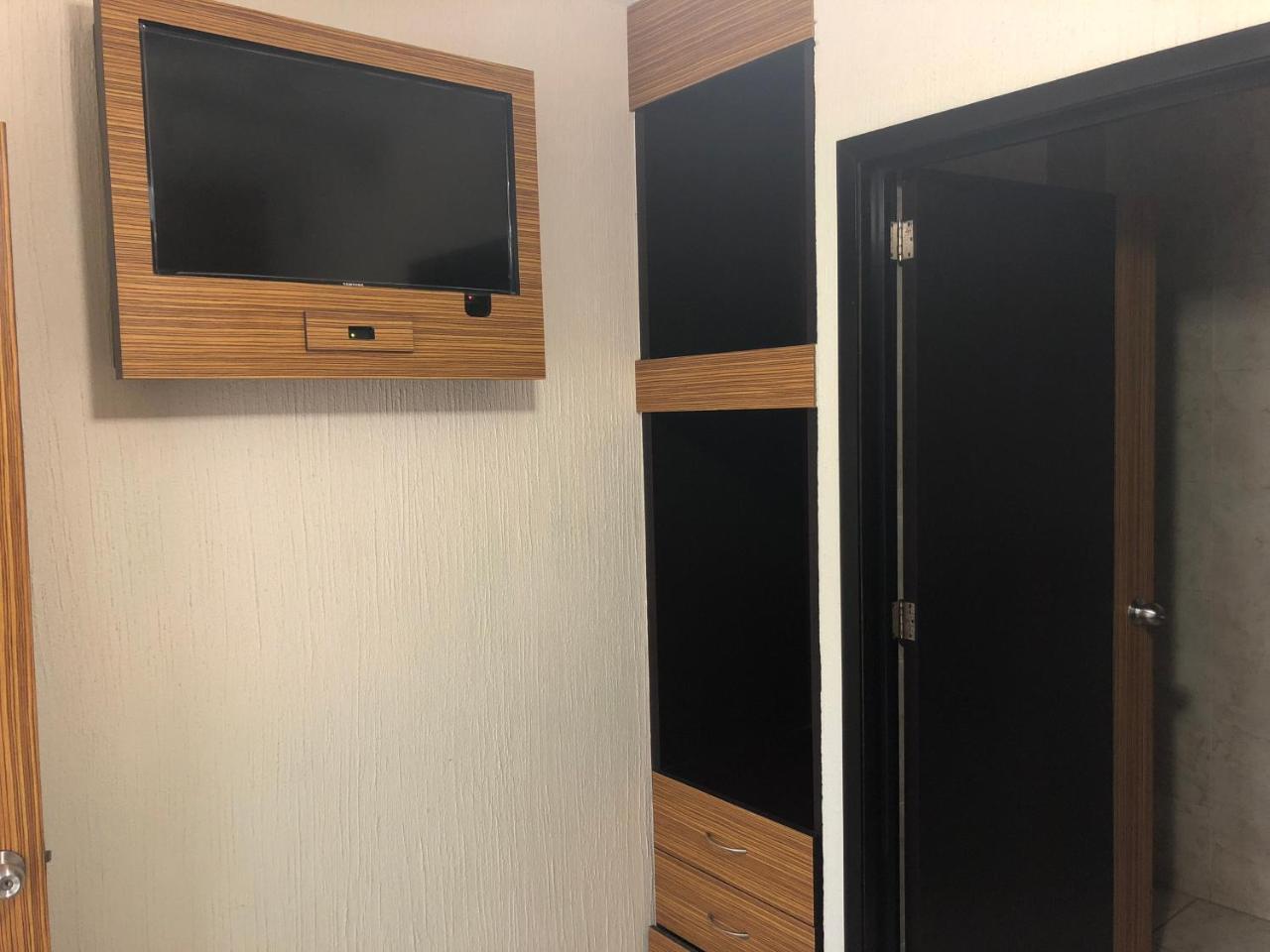 לאון Hotel Del Carmen מראה חיצוני תמונה