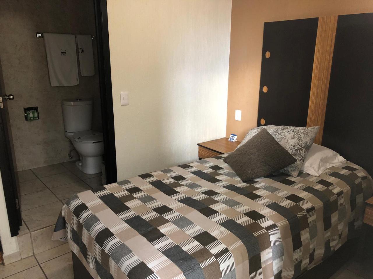 לאון Hotel Del Carmen מראה חיצוני תמונה